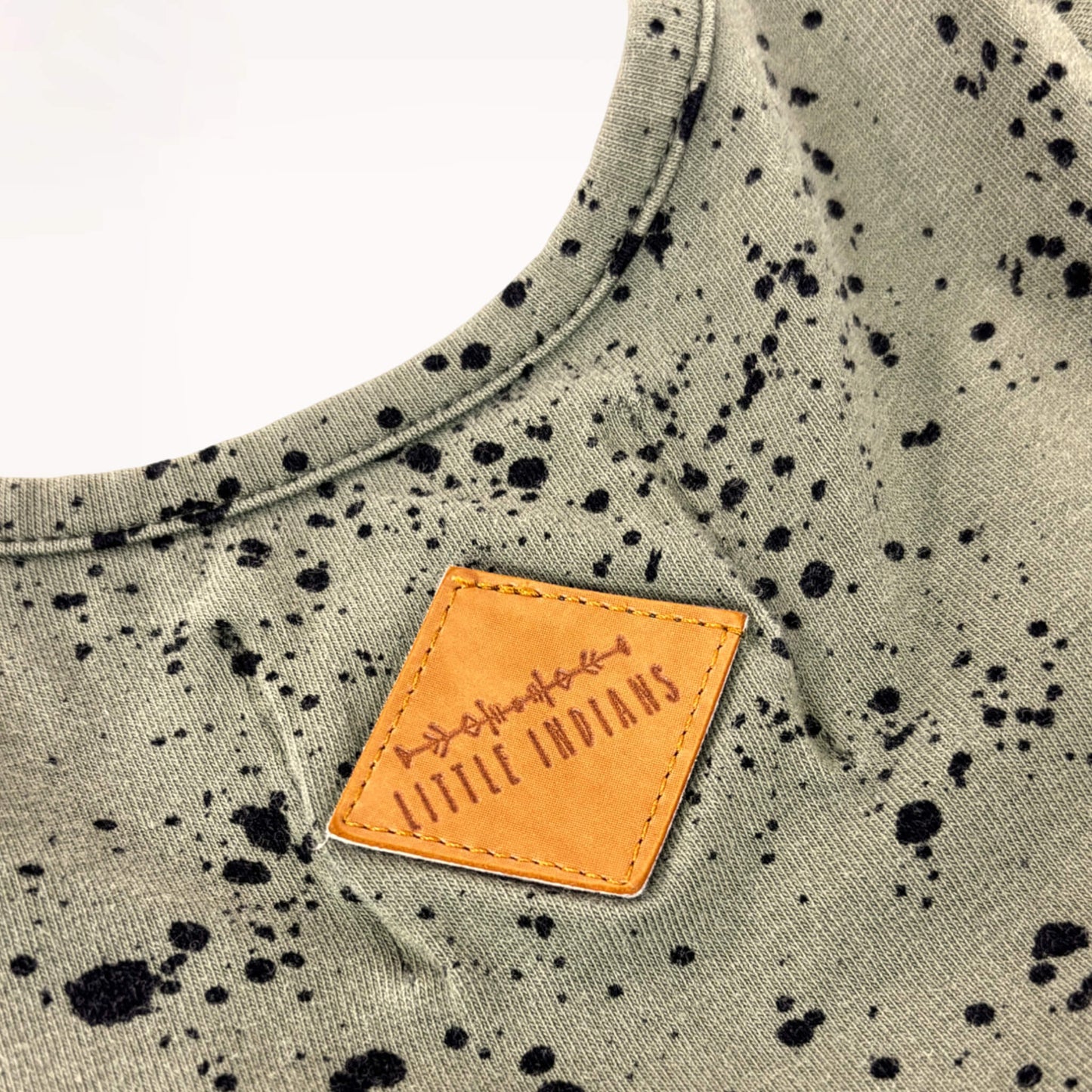 Kaki-groen kleedje met zwarte 'verfspatjes'⎪86/92