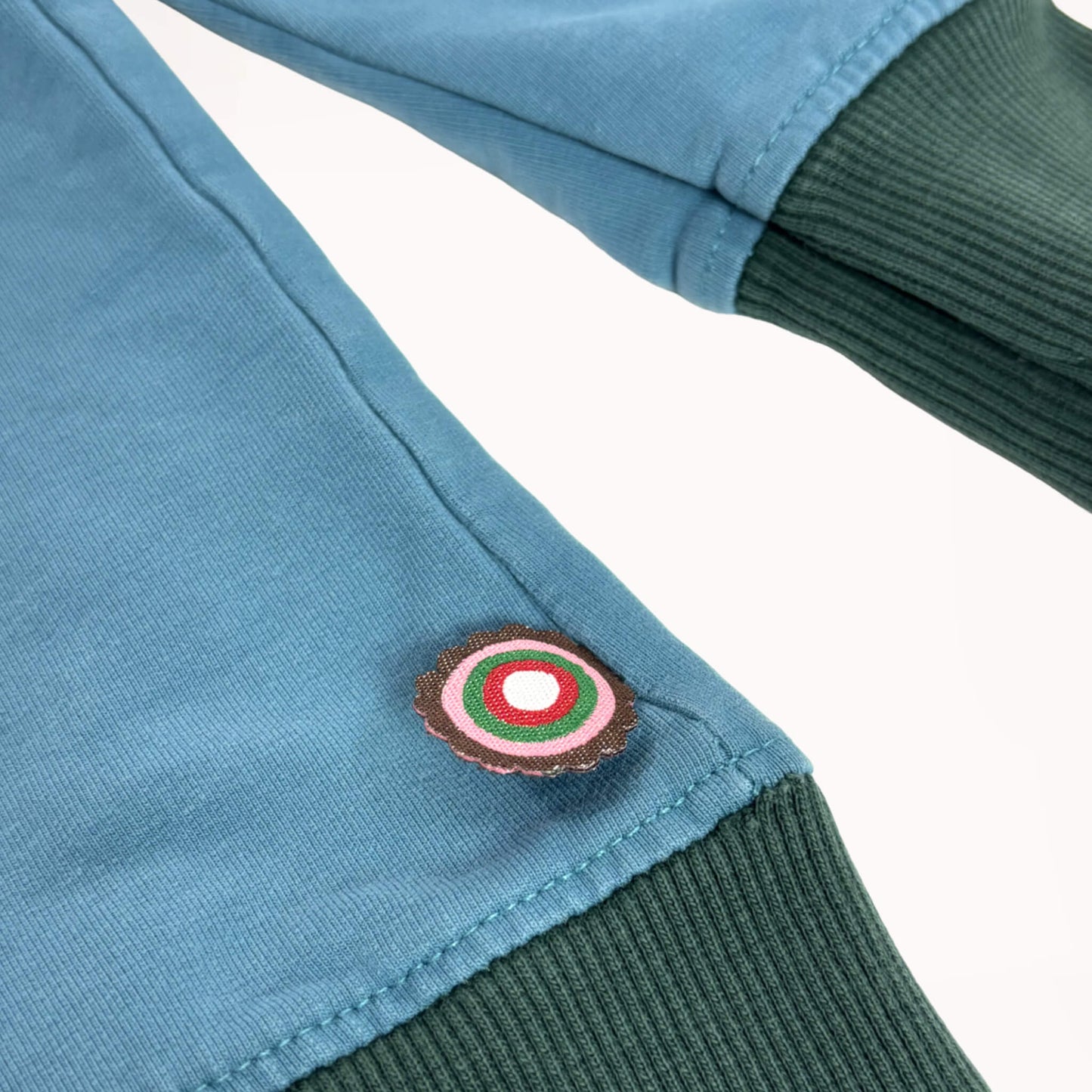 Blauwe sweater met groene boorden⎪110/116