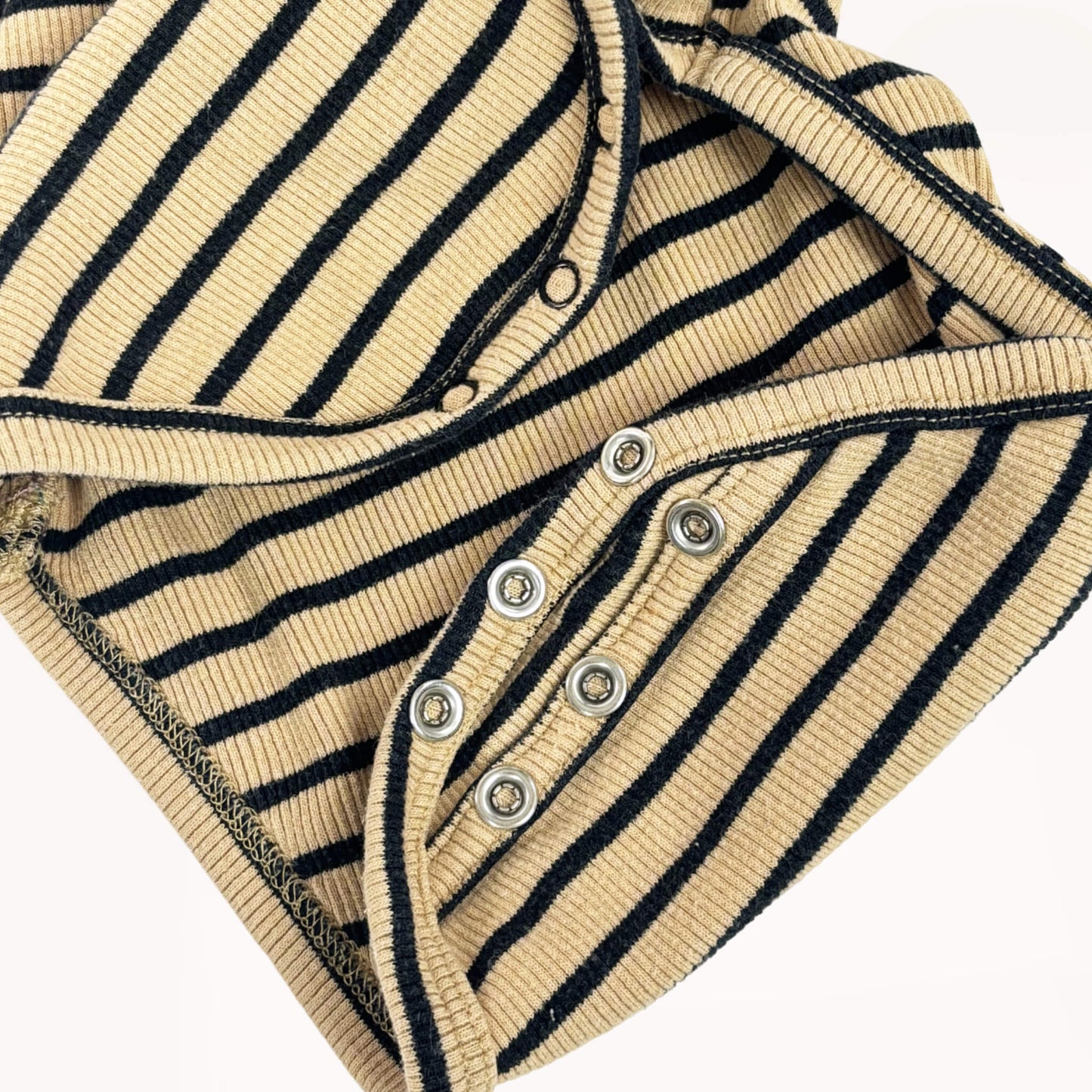 Rompertje beige/zwarte streepjes⎪98/104