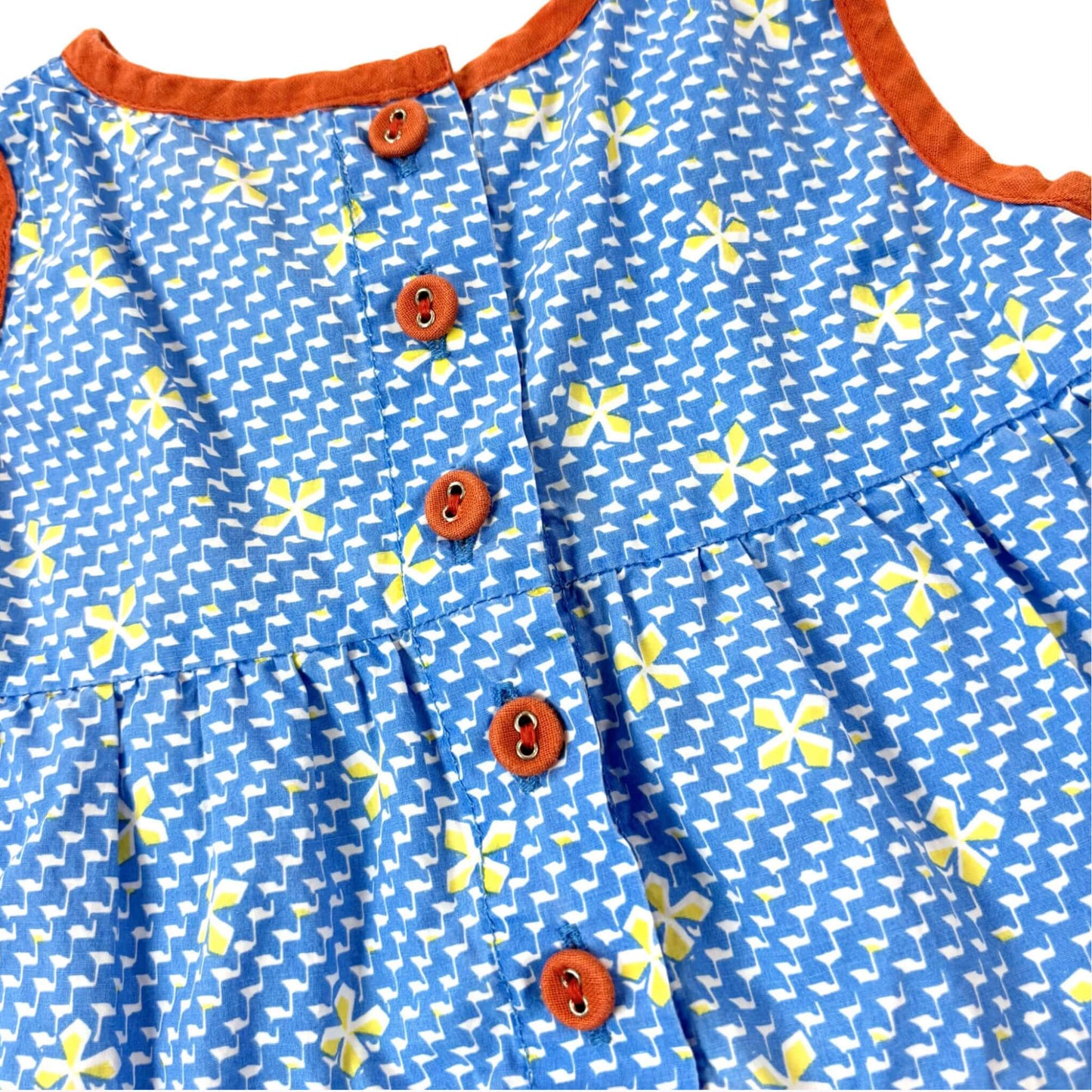Blauw zomerkleedje met rode biesjes⎪62