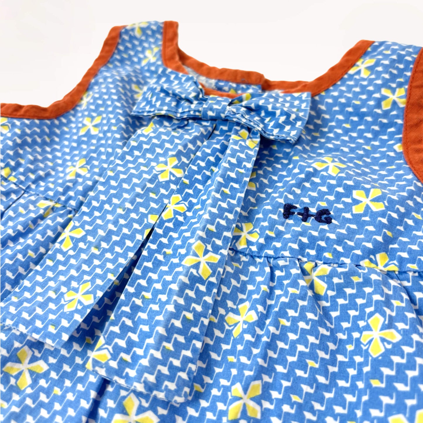 Blauw zomerkleedje met rode biesjes⎪62