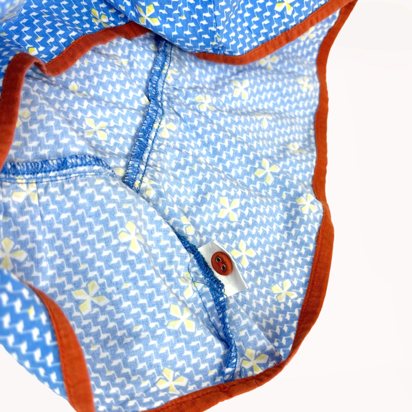 Blauw zomerkleedje met rode biesjes⎪62