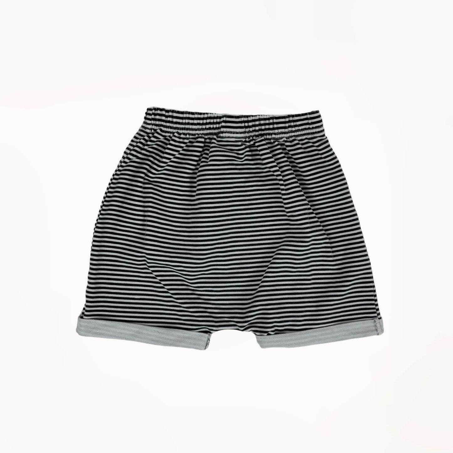Gestreepte sweatshort zwart,wit m/ buidelzak in kruis-motief⎪92
