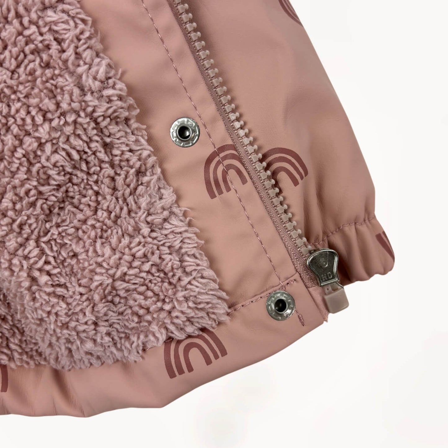 Poederroze regenjas met regenboogjes, gewatteerd met dons⎪80