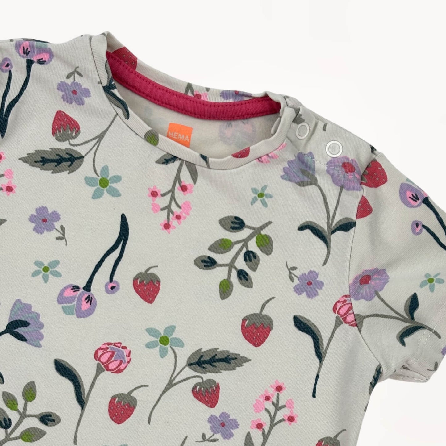 T-shirt bloemen en aardbeien Hema 9 maanden