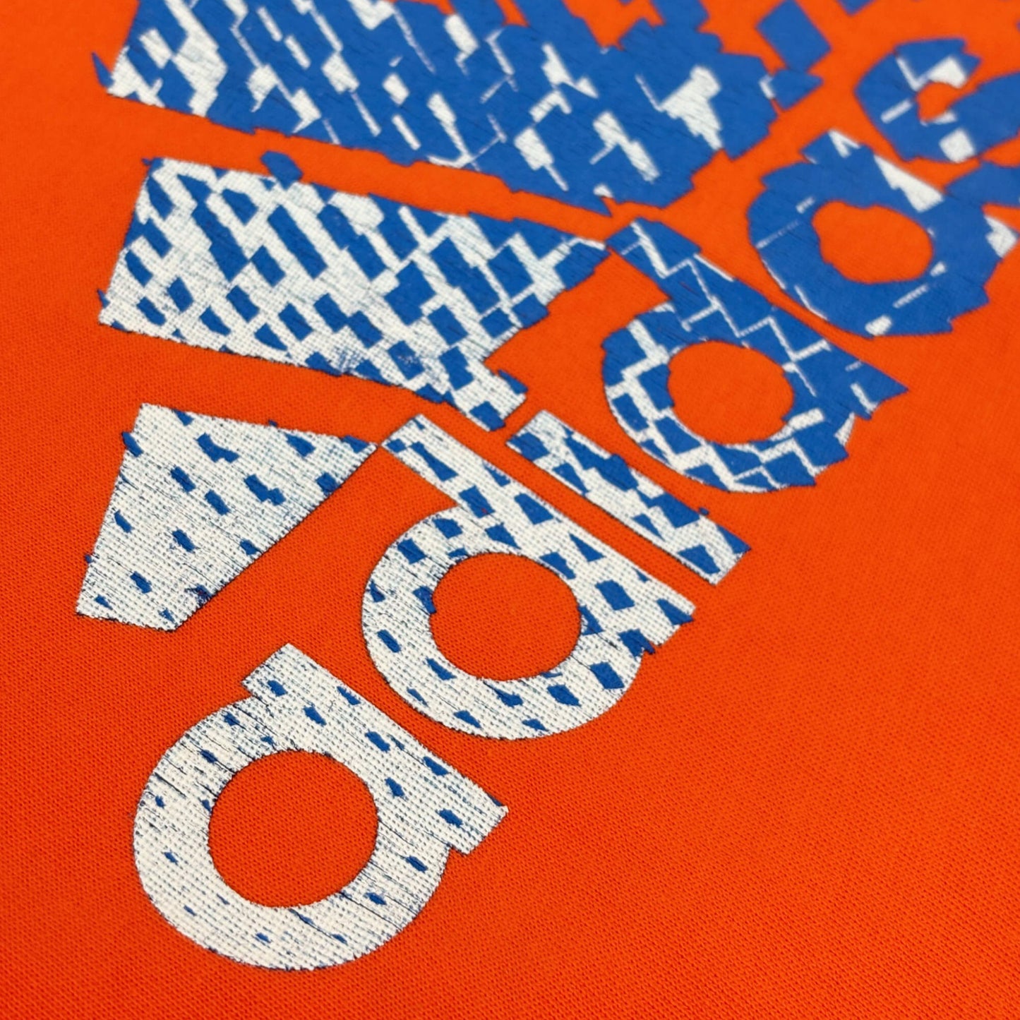Oranje T-shirt, blauw Adidas logo⎪116