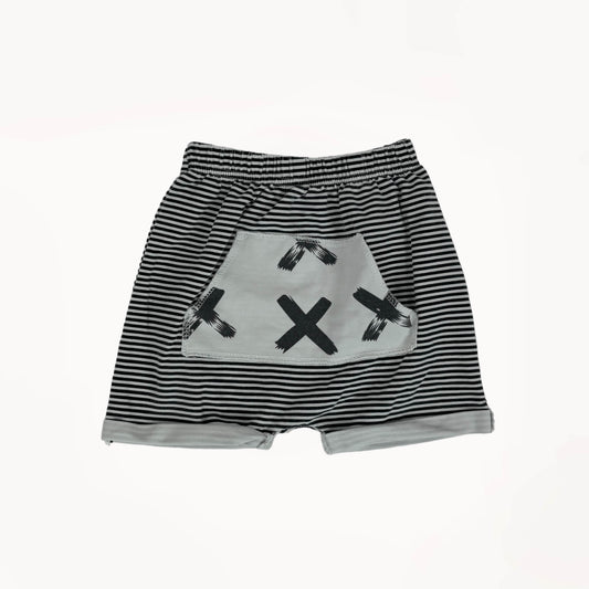 Gestreepte sweatshort zwart,wit m/ buidelzak in kruis-motief⎪92