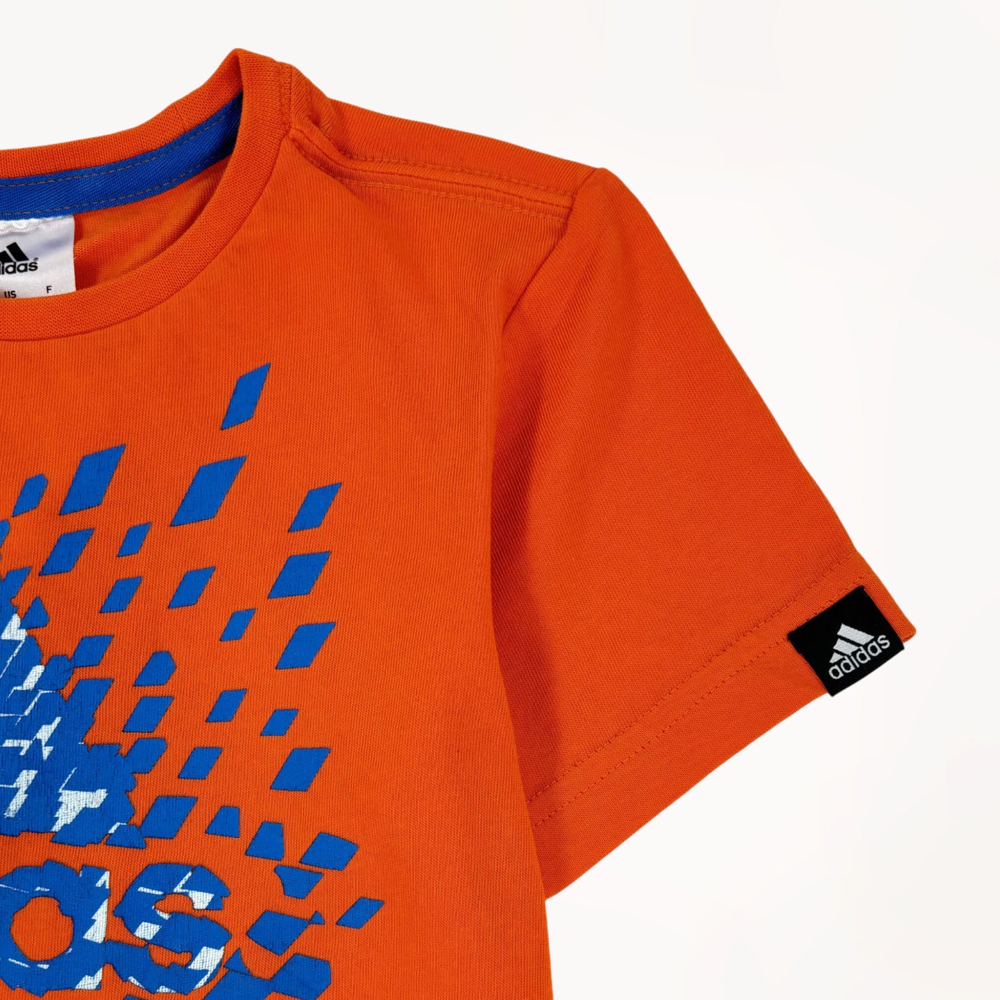 Oranje T-shirt, blauw Adidas logo⎪116